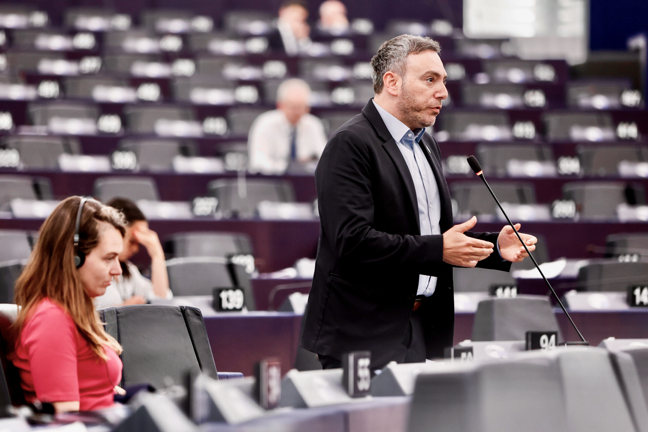 Sergey Lagodinsky speaking in EP Plenary on the Artificial Intelligence Act. Rows of chairs can be seen in the background.